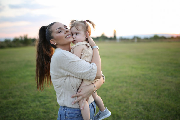 母女俩在公园里绕圈玩耍。库存图片图片下载