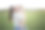 母女俩在公园里绕圈玩耍。库存图片图片下载