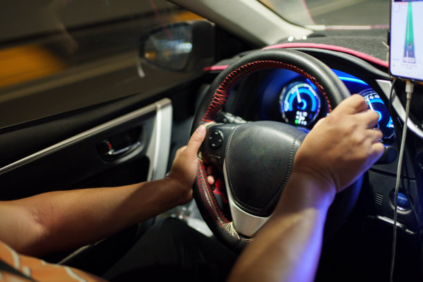 抓住汽车方向盘的手图片下载