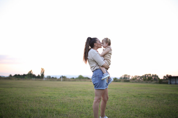 母女俩在公园里绕圈玩耍。库存图片图片下载