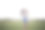 母女俩在公园里绕圈玩耍。库存图片图片下载