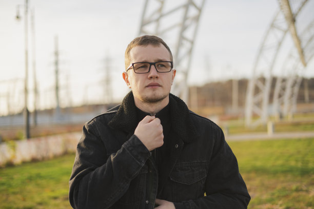 夏日街头，戴着眼镜的年轻英俊男子的画像图片下载