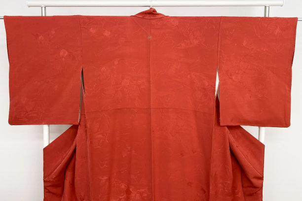 挂在衣架上的彩色和服，一家网上女装店的宣传照片图片下载