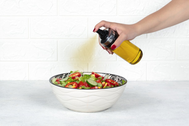 同时在沙拉上喷橄榄油图片下载