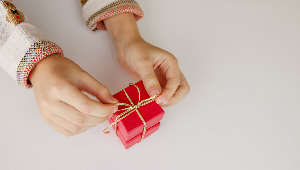 孩子们双手捧着礼品盒图片下载