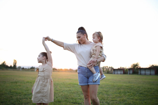 女孩和妈妈在户外玩耍的照片图片下载