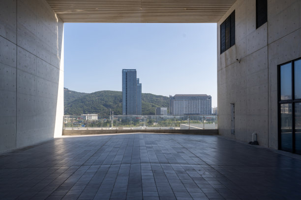 城市景观框架外的现代建筑空间图片下载