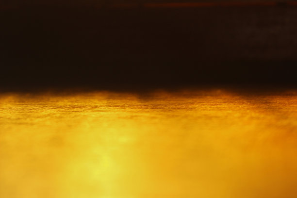 自然光通过黄色玻璃反射到木制表面，创造出迷人的光影相互作用。理想的艺术照片的背景。图片下载