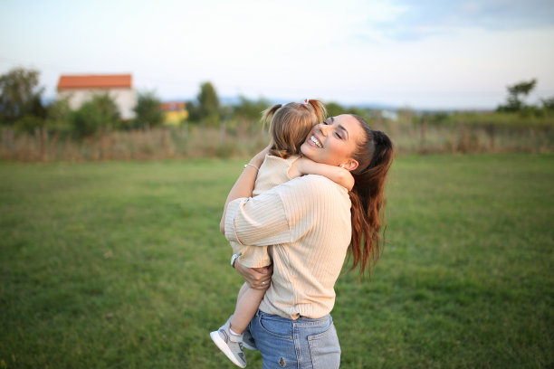 母女俩在公园里绕圈玩耍。库存图片图片下载