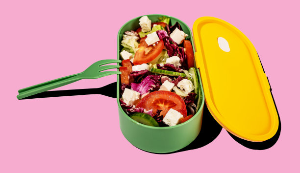 健康蔬菜沙拉在午餐盒，叉子图片下载