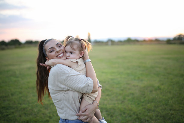 母女俩在公园里绕圈玩耍。库存图片图片下载