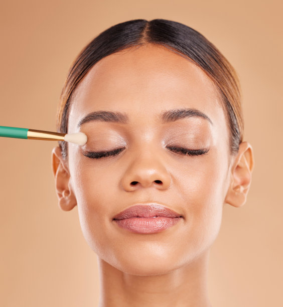化妆刷，肖像或女人的脸与眼影，面部产品或自我护理美容在工作室的背景。模特，闭上眼睛或美丽的女孩眼线化妆品或自然发光护肤品图片下载