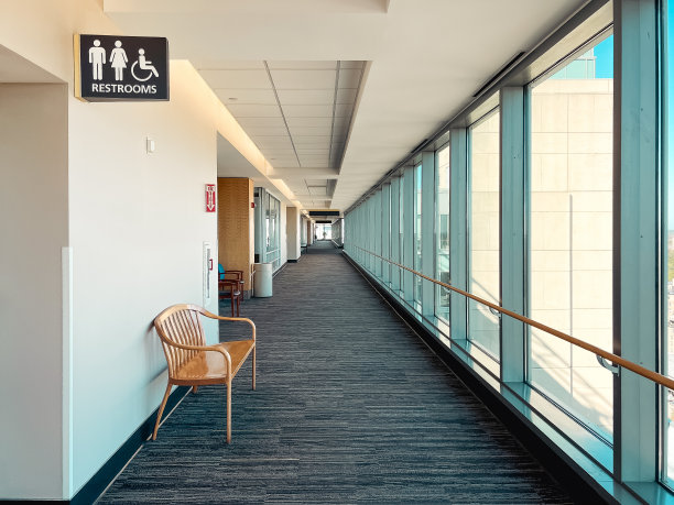 干净明亮的现代办公大楼内部图片下载