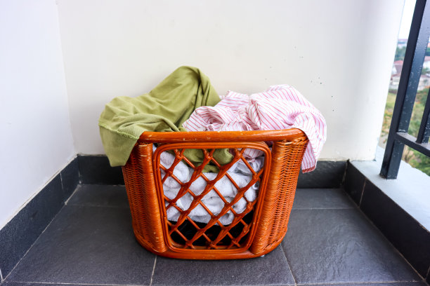 藤制的洗衣篮里装满了衣服。家务观念图片下载