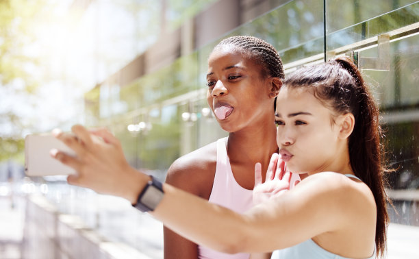 有趣的自拍，健身和朋友在加拿大城市训练，同时用手机在社交媒体上直播。有影响力的运动员女性与漫画脸的照片和视频博客在网络锻炼期间图片下载