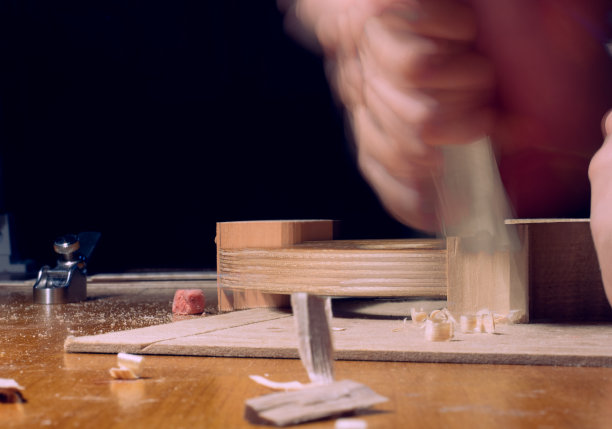 工匠小提琴制造商制琴师与小提琴模具中心bot，角块，弯肋为一个新的经典手工小提琴工作图片下载