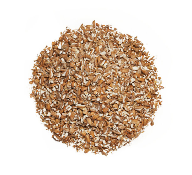 小麦、麦芽、大麦在白色背景上分离。一堆小麦麦芽大麦分离。小麦、麦芽、大麦分离顶视图平躺图片下载