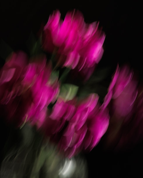 软选择焦点，照片在运动，花束深红色丁香郁金香在玻璃花瓶在黑暗的背景图片下载