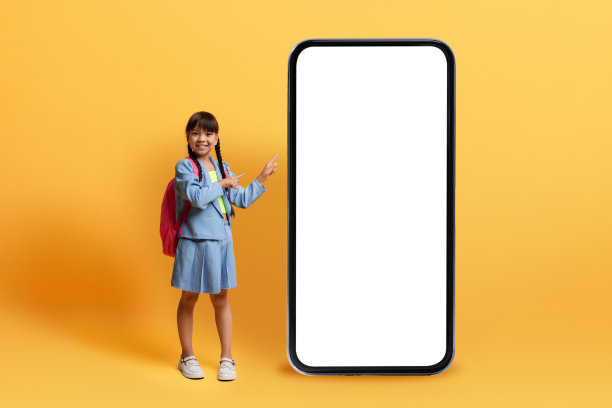 可爱的亚洲女学生站在巨大的手机旁，有空白区域图片下载