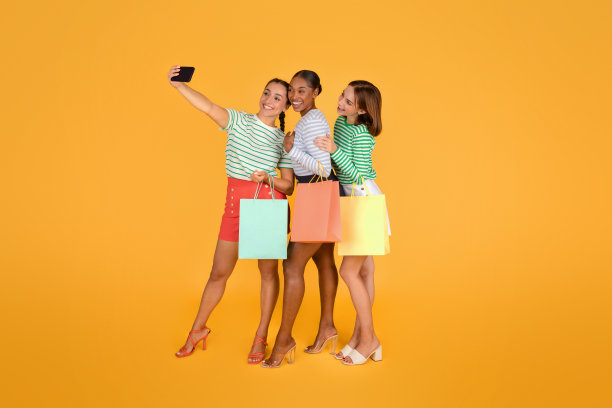 可爱时尚的多种族女友在购物时自拍图片下载