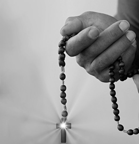 男子祈祷上帝与双手一起在黑色背景与人股票图片股票照片图片下载