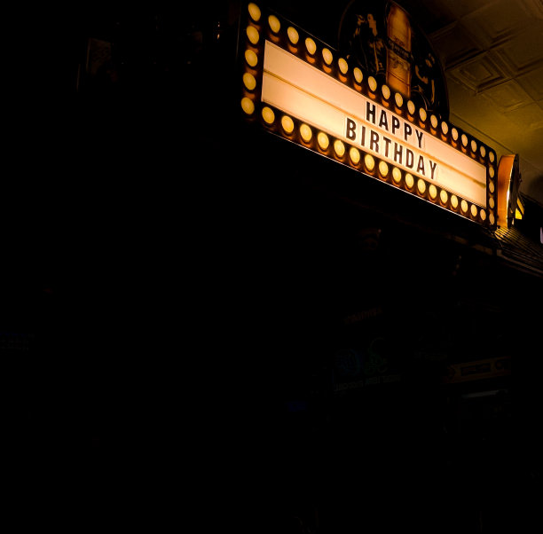 酒吧里有生日快乐的牌子图片下载