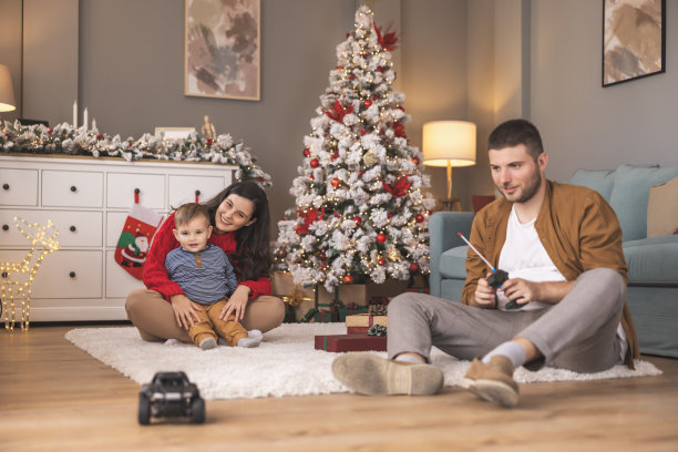 父母在家里和孩子一起过圣诞节，拆礼物，玩耍图片下载