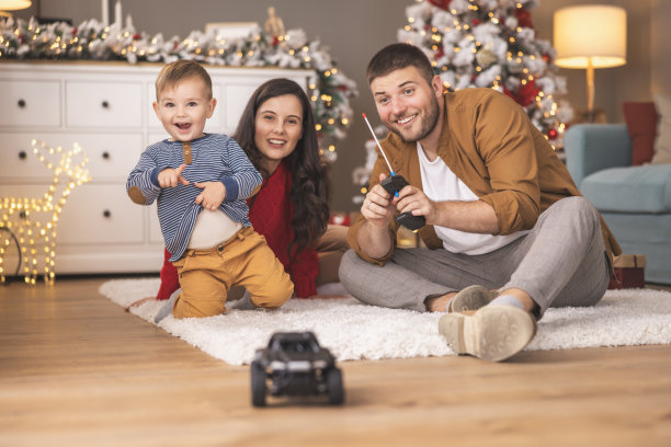 父亲和母亲在家里和儿子一起玩圣诞节图片下载