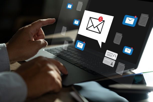 男人在笔记本电脑上输入搜索邮件通信连接消息以邮寄联系人电话全球信件概念图片下载