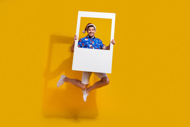 全身照片的无忧无虑的疯狂的人跳拿纸相册卡孤立的黄色背景图片下载