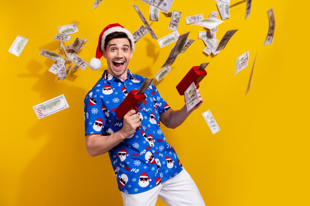 印象深刻的积极的家伙的照片钱枪射击美元钞票圣诞节购物消费孤立的黄色背景图片下载