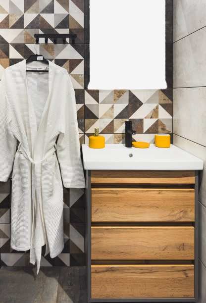 白色华夫饼睡袍挂在浴室里，内饰很现代图片下载