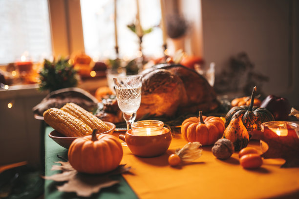 感恩节餐桌上的秋天装饰和南瓜图片下载