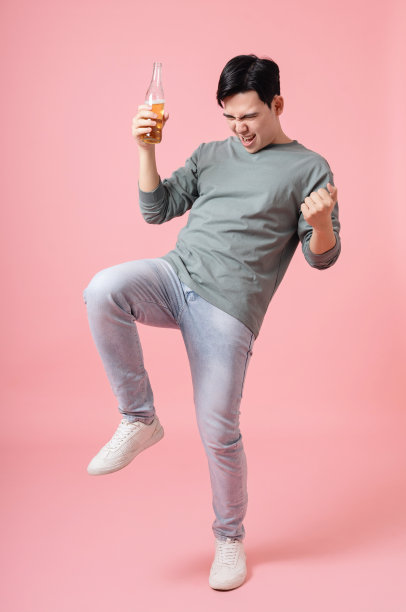 年轻的亚洲男子喝酒的背景照片图片下载