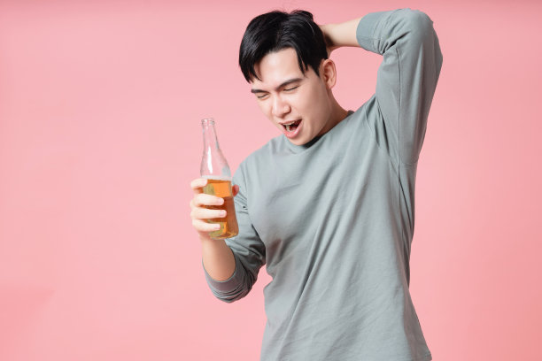 年轻的亚洲男子喝酒的背景照片图片下载