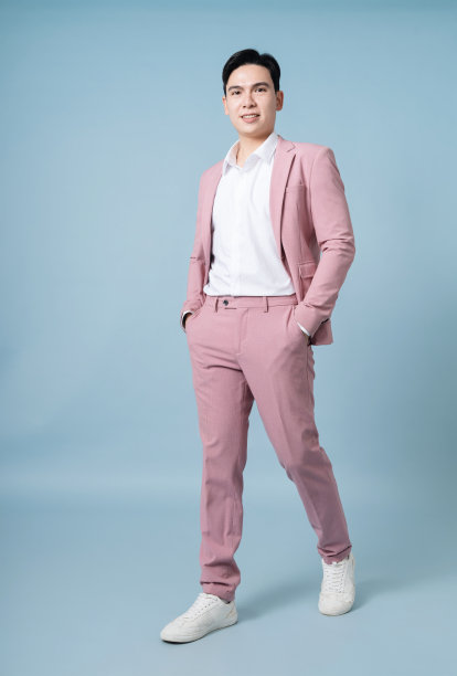 背景是穿着粉红色西装的年轻亚洲商人的照片图片下载