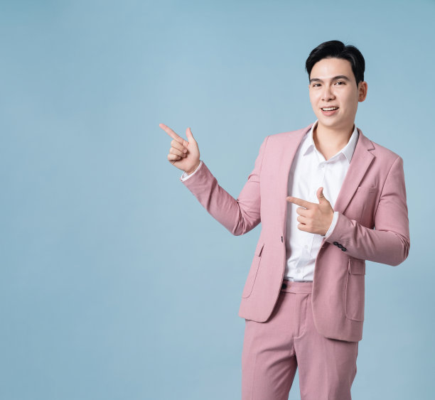 背景是穿着粉红色西装的年轻亚洲商人的照片图片下载