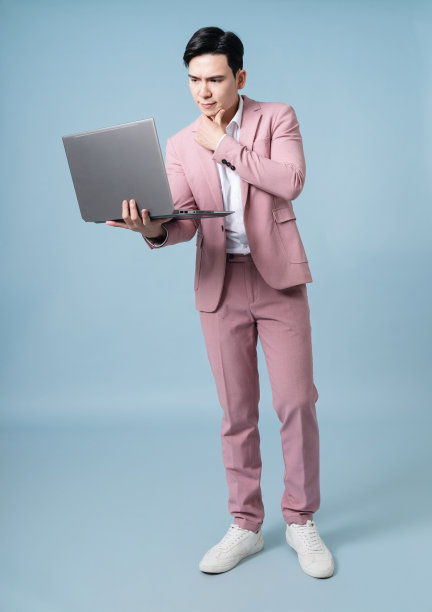 背景是穿着粉红色西装的年轻亚洲商人的照片图片下载