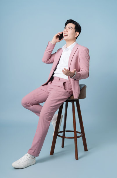 背景是穿着粉红色西装的年轻亚洲商人的照片图片下载