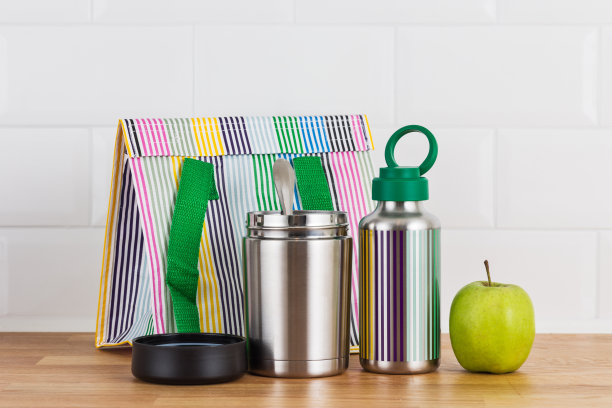 保温瓶运动瓶，水壶和饭盒热饭袋孤立对象在白色背景图片下载