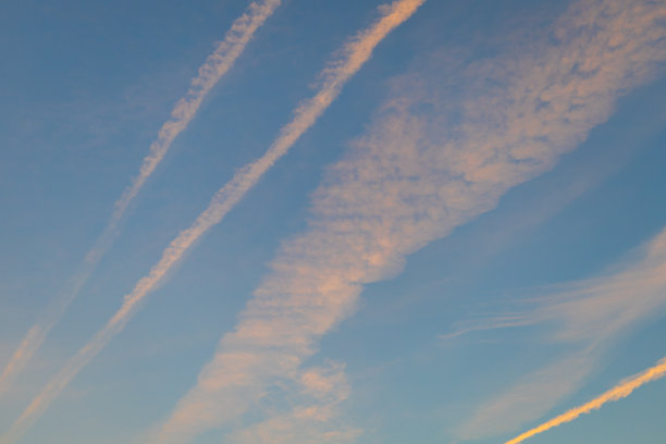 天空中乌云密布。蓝色和颜色变体，以改变照片中的天空。图片下载