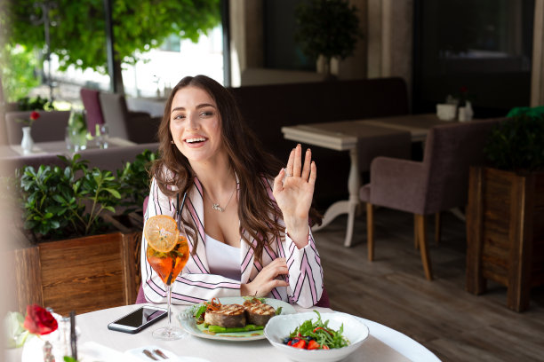 咖啡馆里的概念女孩图片下载