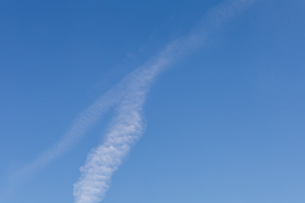 天空中乌云密布。蓝色和颜色变体，以改变照片中的天空。图片下载