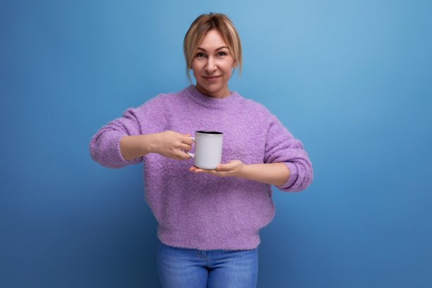 昏昏欲睡的金发年轻的千禧一代女性在一个明亮的背景与复制空间的休闲看起来充满活力的一杯茶图片下载
