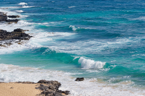 夏威夷瓦胡岛美丽的马卡普海滩公园岸边波浪的特写照片图片下载