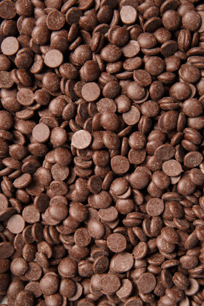 巧克力滴制作巧克力，糖果作为背景，微距照片。巧克力的背景。图片下载