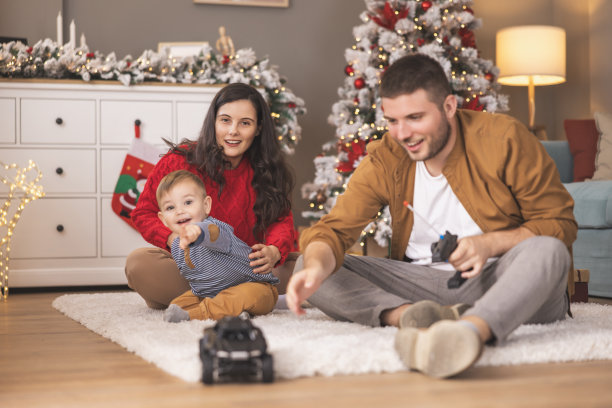 父母在家里和孩子一起玩圣诞节图片下载
