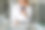 一位女企业家手持手机和遥控器在办公室调节空调，运用科技理念图片下载