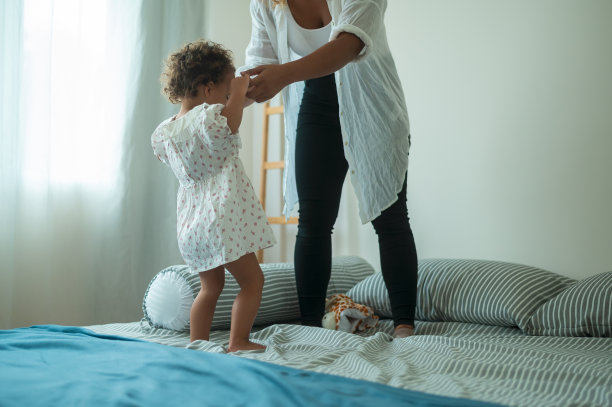 快乐的非裔美国母亲和他的女儿在家里的卧室里玩耍图片下载