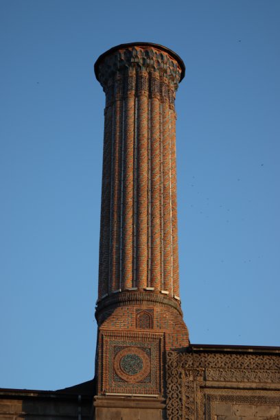 双尖塔伊斯兰学校，土耳其米纳雷利城图片下载